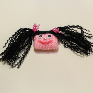 Girl Knitting Black Hair (6x9cm)