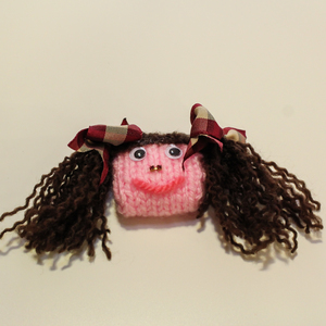 Girl Knitting Brown Hair (6x9cm)