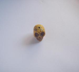 Skull Howlite Yellow 1.5x1.5cm