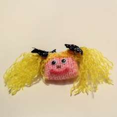Girl Knitting Blonde (6x9cm)